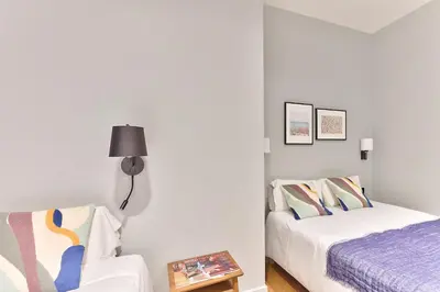 Un ou plusieurs lits dans un hébergement de l'établissement UrbanFlat 124 - Spacious Home in the Heart of Paris