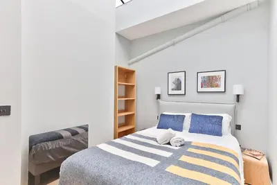 Un ou plusieurs lits dans un hébergement de l'établissement UrbanFlat 124 - Spacious Home in the Heart of Paris