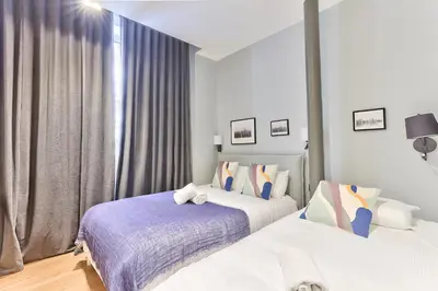 Un ou plusieurs lits dans un hébergement de l'établissement UrbanFlat 124 - Spacious Home in the Heart of Paris