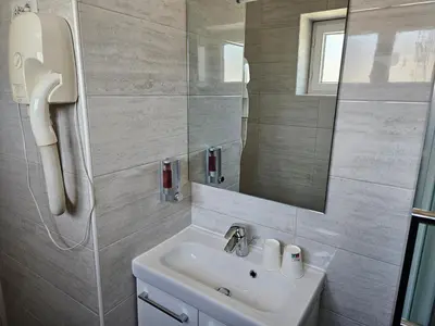 Salle de bains dans l'établissement Hôtel Bellevue et du Chariot d'Or