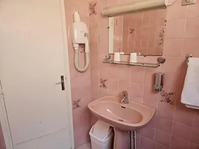 Salle de bains dans l'établissement Hôtel Bellevue et du Chariot d'Or