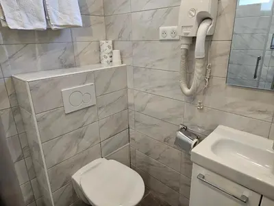 Salle de bains dans l'établissement Hôtel Bellevue et du Chariot d'Or