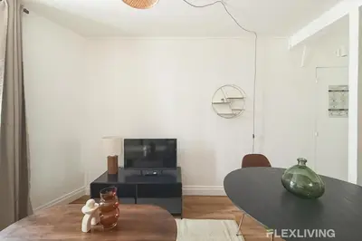 Télévision ou salle de divertissement dans l'établissement Charming 27m one-bedroom apartment in Paris 20 with shared terrace
