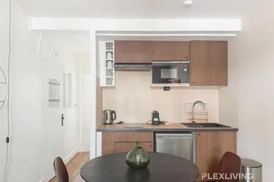 Cuisine ou kitchenette dans l'établissement Charming 27m one-bedroom apartment in Paris 20 with shared terrace