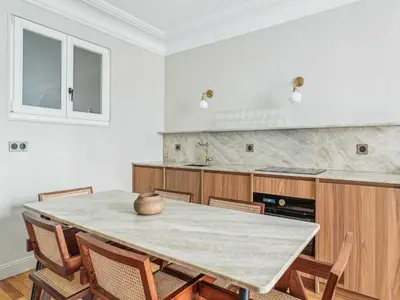 Cuisine ou kitchenette dans l'établissement Magnificent Flat - 2BR 6P - Champs Elysées
