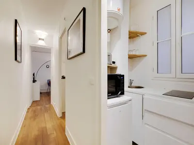 Cuisine ou kitchenette dans l'établissement Magnificent Apartment - 1BR 4P - Sacré-C ur