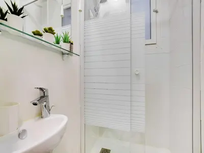 Salle de bains dans l'établissement Magnificent Apartment - 1BR 4P - Sacré-C ur