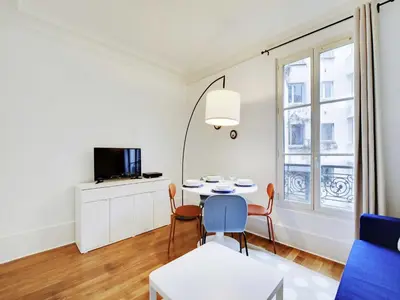 Télévision ou salle de divertissement dans l'établissement Magnificent Apartment - 1BR 4P - Sacré-C ur