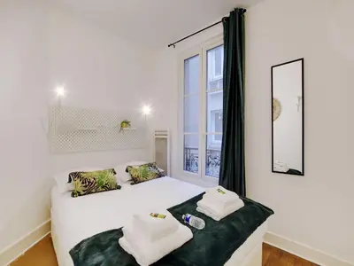 Un ou plusieurs lits dans un hébergement de l'établissement Magnificent Apartment - 1BR 4P - Sacré-C ur