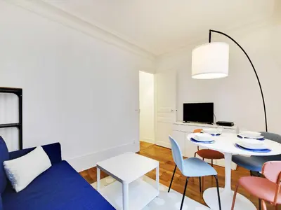 Télévision ou salle de divertissement dans l'établissement Magnificent Apartment - 1BR 4P - Sacré-C ur
