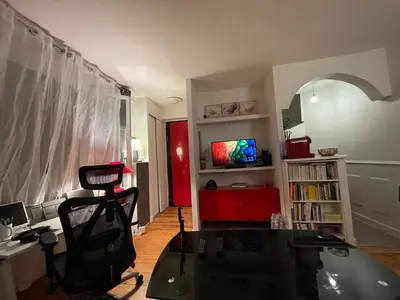Télévision ou salle de divertissement dans l'établissement Charmant deux pièces en plein cœur de Paris