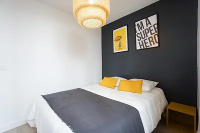 Un ou plusieurs lits dans un hébergement de l'établissement Spacieux souplex familial - Tour Eiffel