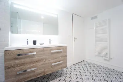 Salle de bains dans l'établissement Spacieux souplex familial - Tour Eiffel