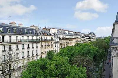Vue générale sur Paris ou vue de la ville depuis l'appartement