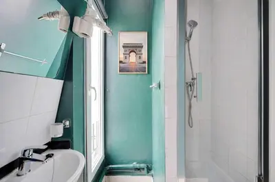 Salle de bains dans l'établissement Relaxing Cosy - 2P - Canal Saint Martin