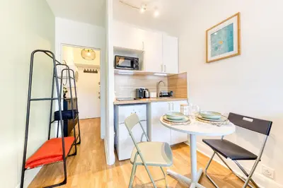 Cuisine ou kitchenette dans l'établissement Studio Pro avec Balcon - WiFi Fibre - Mobilité