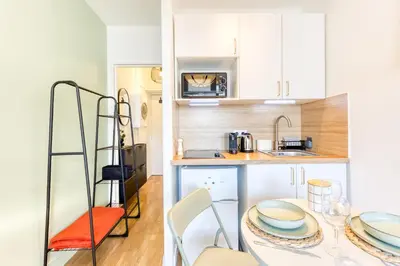Cuisine ou kitchenette dans l'établissement Studio Pro avec Balcon - WiFi Fibre - Mobilité