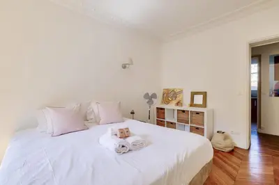 Un ou plusieurs lits dans un hébergement de l'établissement Lovely 2BR Flat with balcony - Eiffel Tower & Seine