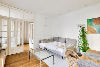 Coin salon dans l'établissement Lovely 2BR Flat with balcony - Eiffel Tower & Seine