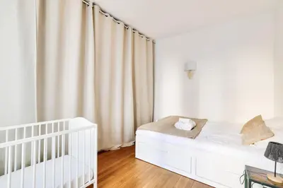 Un ou plusieurs lits dans un hébergement de l'établissement Lovely 2BR Flat with balcony - Eiffel Tower & Seine