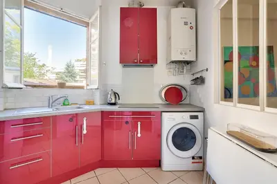 Cuisine ou kitchenette dans l'établissement Lovely 2BR Flat with balcony - Eiffel Tower & Seine