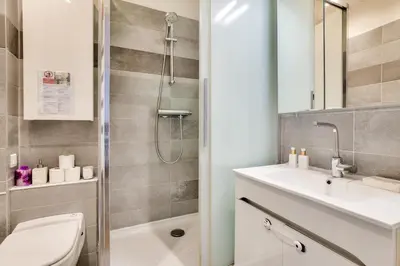 Salle de bains dans l'établissement Lovely 2BR Flat with balcony - Eiffel Tower & Seine
