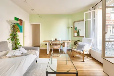 Coin salon dans l'établissement Lovely 2BR Flat with balcony - Eiffel Tower & Seine