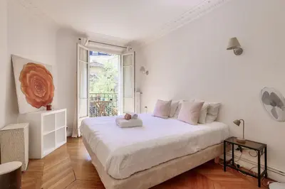 Un ou plusieurs lits dans un hébergement de l'établissement Lovely 2BR Flat with balcony - Eiffel Tower & Seine