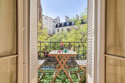 Balcon ou terrasse dans l'établissement Lovely 2BR Flat with balcony - Eiffel Tower & Seine