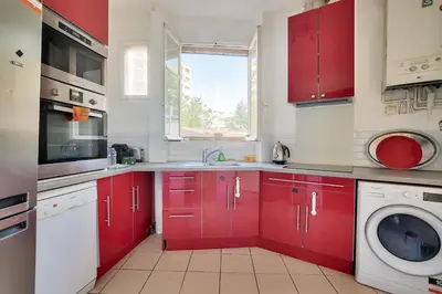 Cuisine ou kitchenette dans l'établissement Lovely 2BR Flat with balcony - Eiffel Tower & Seine
