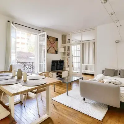 Lovely 2BR Flat with balcony - Eiffel Tower & Seine