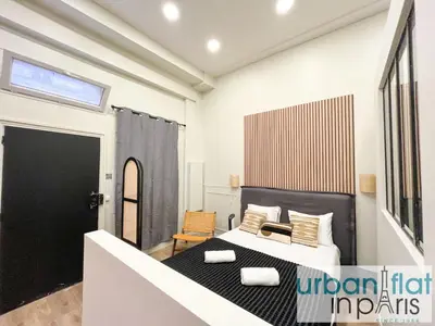 Un ou plusieurs lits dans un hébergement de l'établissement UrbanFlat 05 - Courtyard Apartment in Central Paris