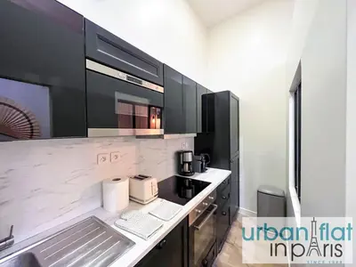 Cuisine ou kitchenette dans l'établissement UrbanFlat 05 - Courtyard Apartment in Central Paris