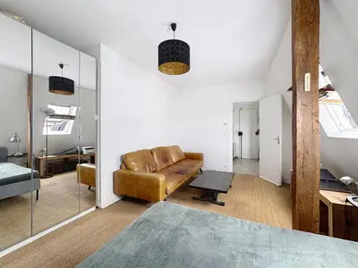 Coin salon dans l'établissement Golden Triangle Attic - Elegant Retreat with WiFi near George V