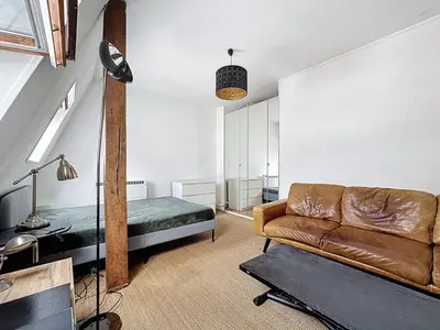 Un ou plusieurs lits dans un hébergement de l'établissement Golden Triangle Attic - Elegant Retreat with WiFi near George V