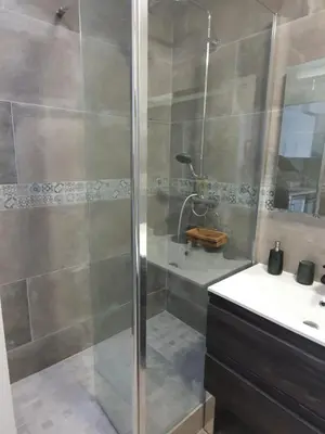 Salle de bains dans l'établissement Golden Triangle Attic - Elegant Retreat with WiFi near George V