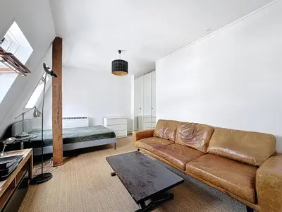 Coin salon dans l'établissement Golden Triangle Attic - Elegant Retreat with WiFi near George V