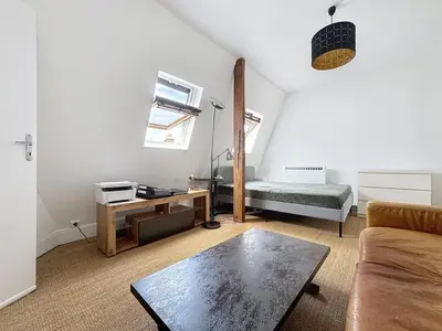 Un ou plusieurs lits dans un hébergement de l'établissement Golden Triangle Attic - Elegant Retreat with WiFi near George V