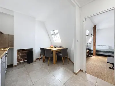 Coin salon dans l'établissement Golden Triangle Attic - Elegant Retreat with WiFi near George V