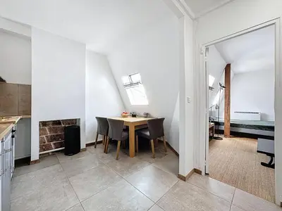 Coin salon dans l'établissement Golden Triangle Attic - Elegant Retreat with WiFi near George V