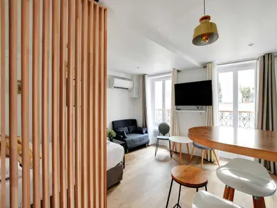 Télévision ou salle de divertissement dans l'établissement Lovely studio for two persons - Sentier