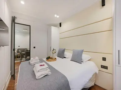 Un ou plusieurs lits dans un hébergement de l'établissement Amazing Apartment - 2BR 6P - Gare Saint-Lazare