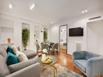 Télévision ou salle de divertissement dans l'établissement Amazing Apartment - 2BR 6P - Gare Saint-Lazare