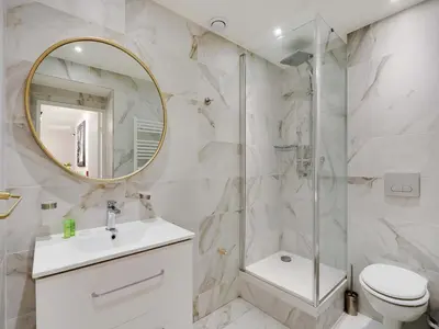 Salle de bains dans l'établissement Intimate Flat w A C & Jacuzzi - 2BR 6P Montmartre