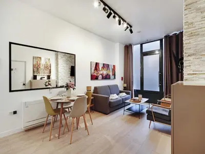 Coin salon dans l'établissement Intimate Flat w A C & Jacuzzi - 2BR 6P Montmartre