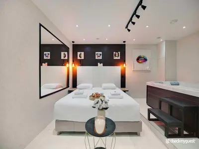Un ou plusieurs lits dans un hébergement de l'établissement Intimate Flat w A C & Jacuzzi - 2BR 6P Montmartre
