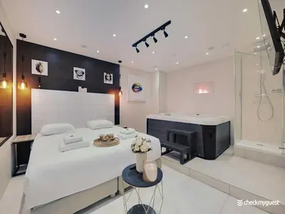 Un ou plusieurs lits dans un hébergement de l'établissement Intimate Flat w A C & Jacuzzi - 2BR 6P Montmartre