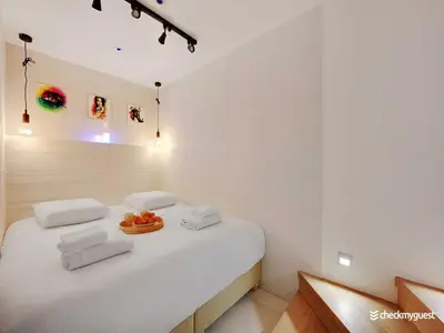 Un ou plusieurs lits dans un hébergement de l'établissement Intimate Flat w A C & Jacuzzi - 2BR 6P Montmartre