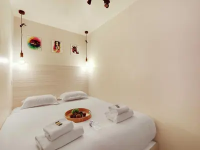 Un ou plusieurs lits dans un hébergement de l'établissement Intimate Flat w A C & Jacuzzi - 2BR 6P Montmartre
