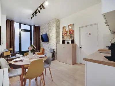 Télévision ou salle de divertissement dans l'établissement Intimate Flat w A C & Jacuzzi - 2BR 6P Montmartre